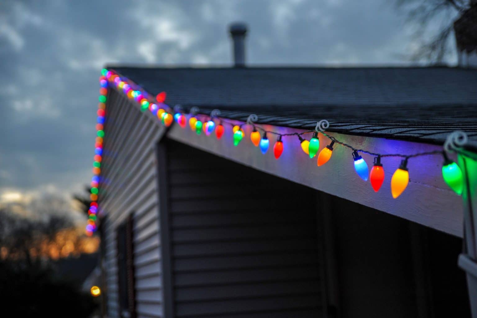 How to Hang Christmas Lights (and Remove Them) without Damaging Your Roof